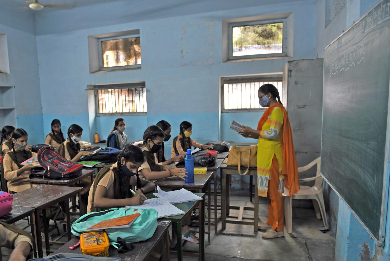 Indian teacher and students wearing protective face mask attend their class at a government girls school after the Rajasthan government allowed schools to reopen for VIth to VIIIth classes in Beawar. (Photo by Sumit Saraswat/Pacific Press/Sipa USA) (Photo by Sumit Saraswat/Pacific Press/Sipa USA)No Use Germany.