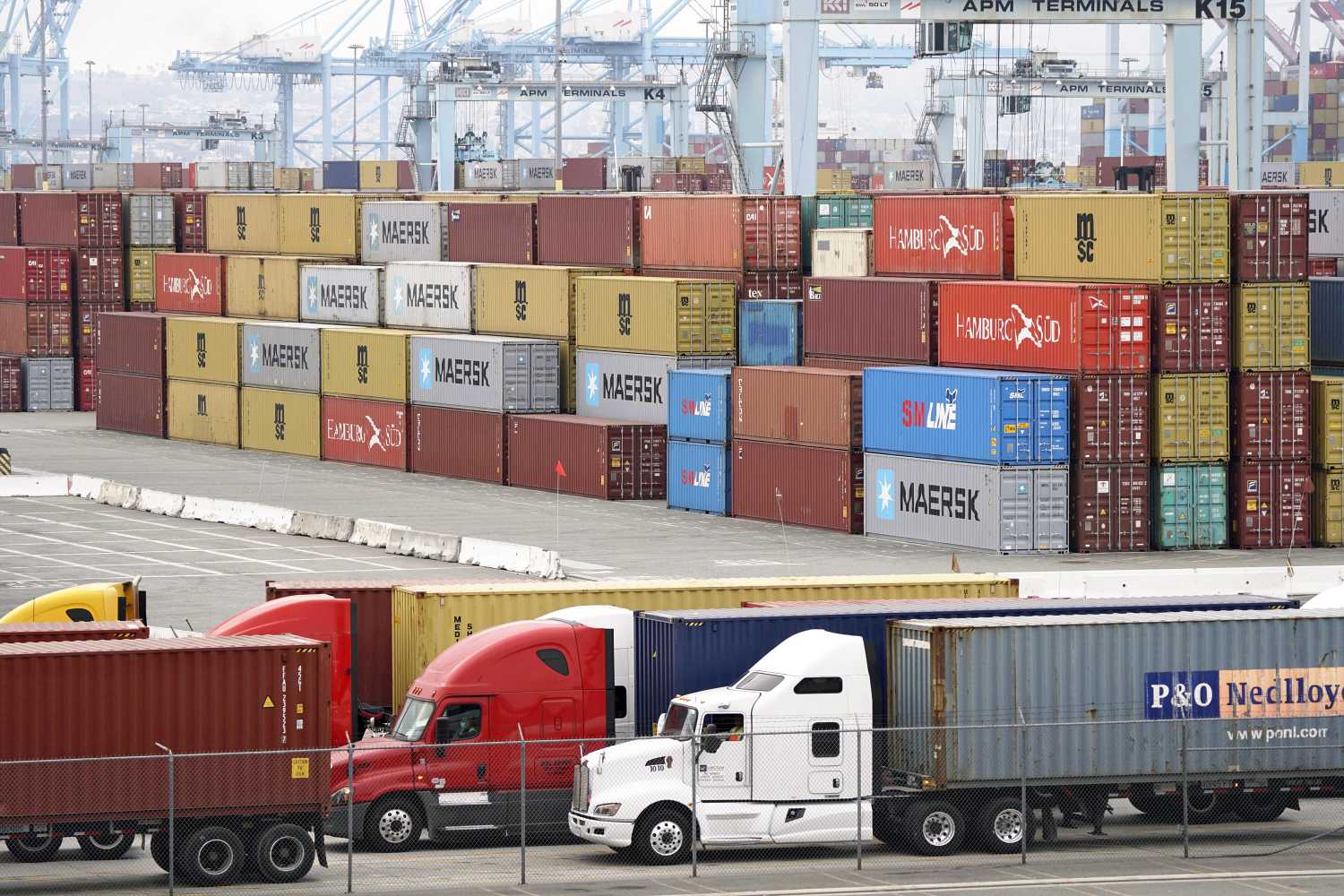Contaiers are pictured near Los Angeles Port in California on Dec. 6, 2021. ( The Yomiuri Shimbun )