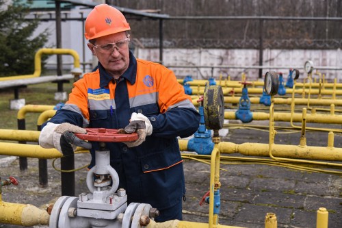 Gas station worker controls gas valve at a natural gas station during the installation of complex gas preparation at the Ukrgasvydobuvannya UCPG facility - village Derzhiv, oil and gas industry. (Photo by Mykola Tys / SOPA Images/Sipa USA)No Use Germany.