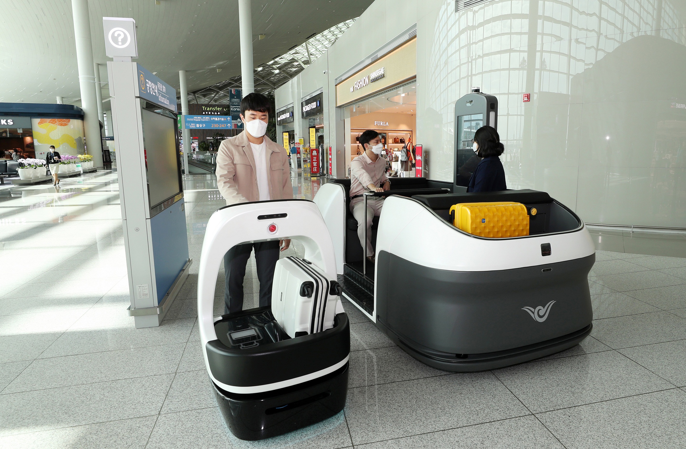 Incheon, South Korea.- The photo shows employees of Incheon International Airport, on October 14, 2020, conducting a test operation of an autonomous driving vehicle and an autonomous robot cart in the pre-boarding area of the second terminal of the airport.