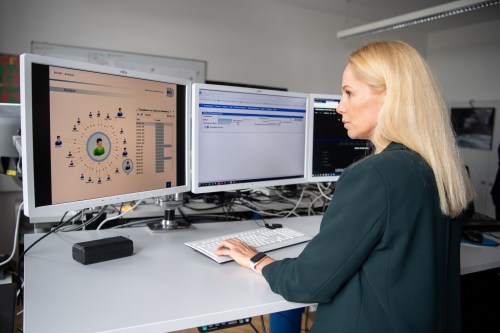 Iris Ortner, an analyst at the Bavarian State Criminal Police Office, works at her computer during an interview appointment for information about the police software "VeRA" at the Bavarian State Criminal Police Office (BLKA), while a relationship diagram can be seen on one of her monitors. The relationship diagram shows the number of incoming and outgoing messages of a target person with other contacts (names of the contacts are alienated). In the future, the computer program "VeRA" (inter-procedural search and analysis platform) will support police investigators in the efficient analysis of large databases. large amounts of data.