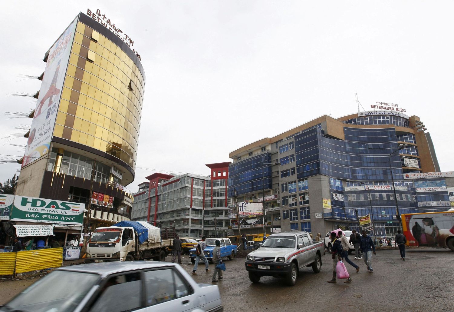 FILE PHOTO: People walk through the streets of a shopping area in Addis Ababa May 26, 2014. REUTERS/Tiksa Negeri/File Photo