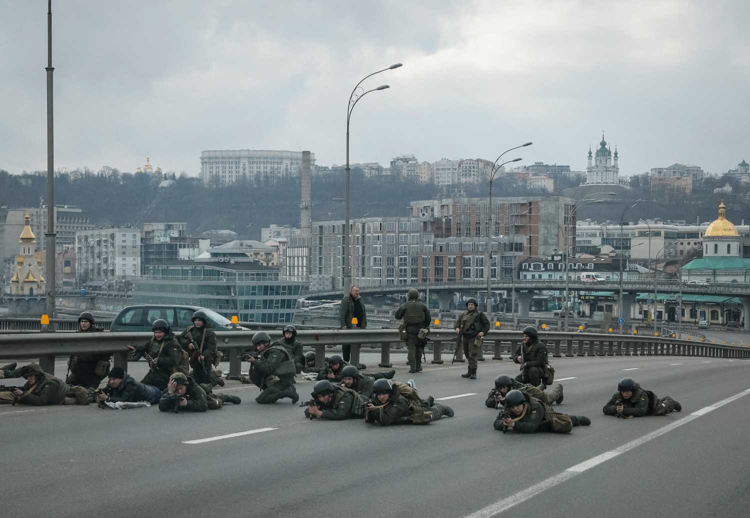 Servicemen of the Ukrainian National Guard take positions in central Kyiv, after Russia launched a massive military operation against Ukraine,  February 25, 2022. REUTERS/Gleb Garanich     TPX IMAGES OF THE DAY