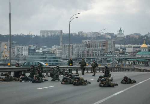 Servicemen of the Ukrainian National Guard take positions in central Kyiv, after Russia launched a massive military operation against Ukraine,  February 25, 2022. REUTERS/Gleb Garanich     TPX IMAGES OF THE DAY