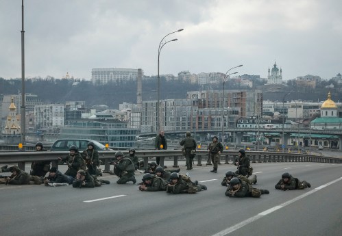 Servicemen of the Ukrainian National Guard take positions in central Kyiv, after Russia launched a massive military operation against Ukraine,  February 25, 2022. REUTERS/Gleb Garanich     TPX IMAGES OF THE DAY