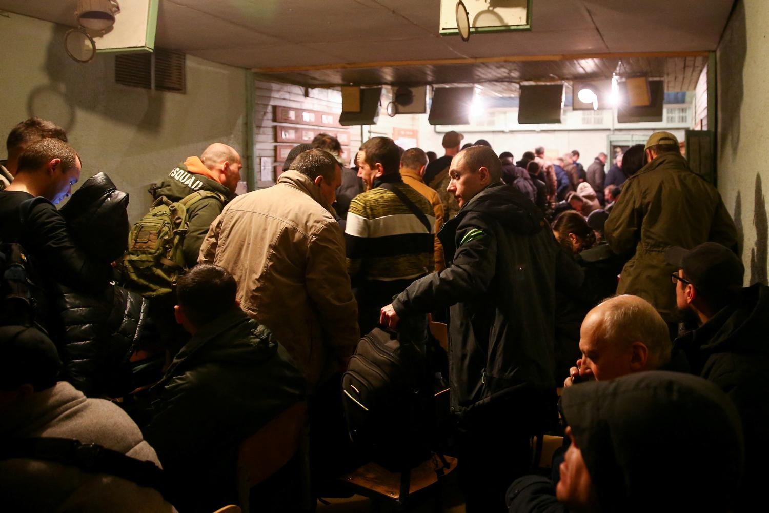 Volunteers wait in line to join the Ukrainian Armed Forces at a military commissariat in Kyiv, Ukraine February 24, 2022.  REUTERS/Viacheslav Ratynskyi