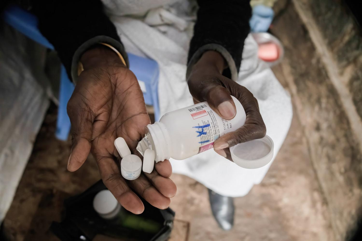 A woman takes her Antiretroviral drugs (ARVs) pills during the World Aids Day in Kibera.As today marks 33 years since the beginning of World Aids Day and 40 years since the first case of HIV, it's also one of the greatest days to help put an end to inequality that drives Aids and other pandemics across the world. (Photo by Donwilson Odhiambo / SOPA Images/Sipa USA)No Use Germany.