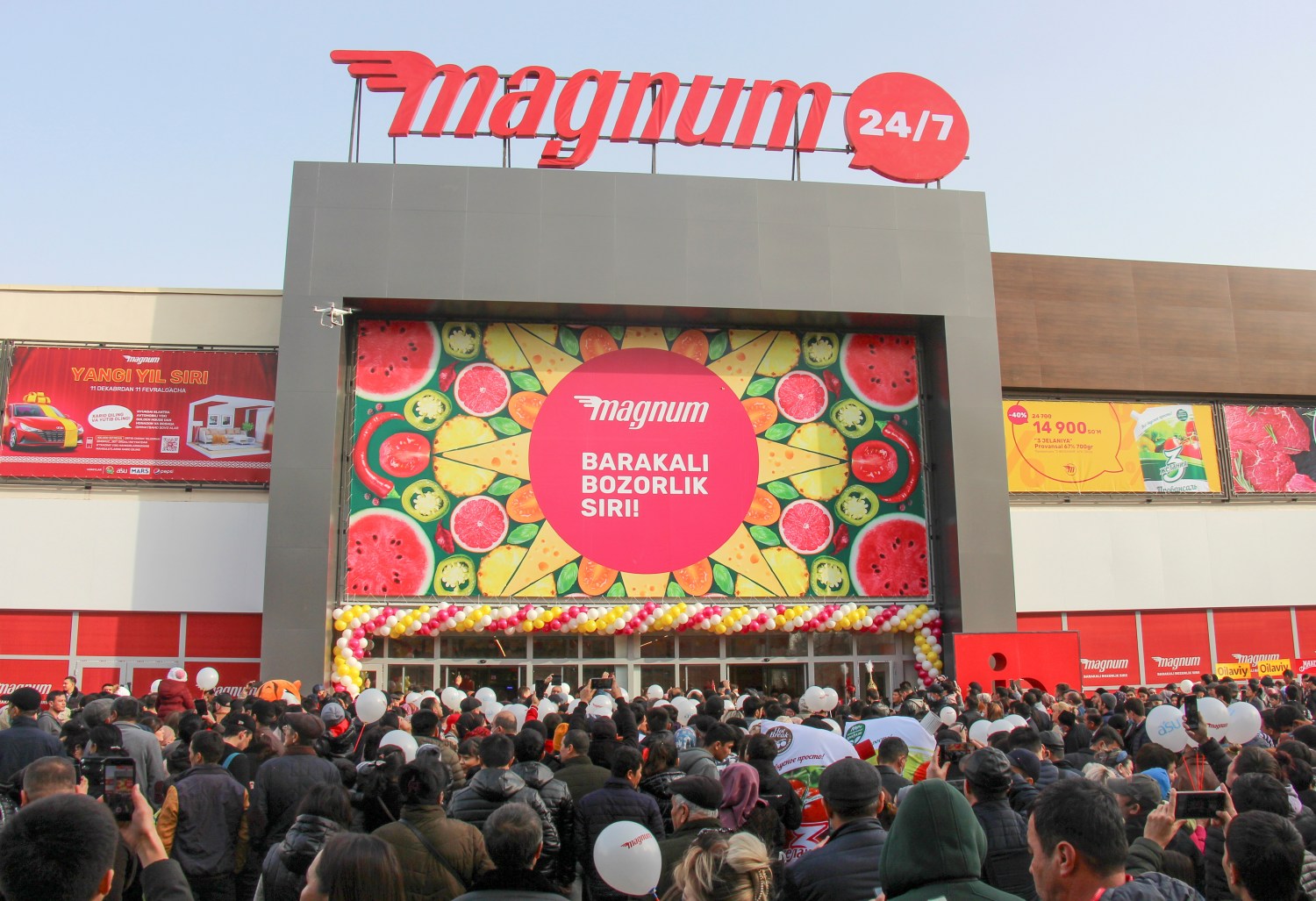 People gather for the opening of a Magnum hypermarket of Kazakhstan's biggest department store chain, in Tashkent, Uzbekistan December 11, 2021. Picture taken December 11, 2021.   REUTERS/Mukhammadsharif Mamatkulov