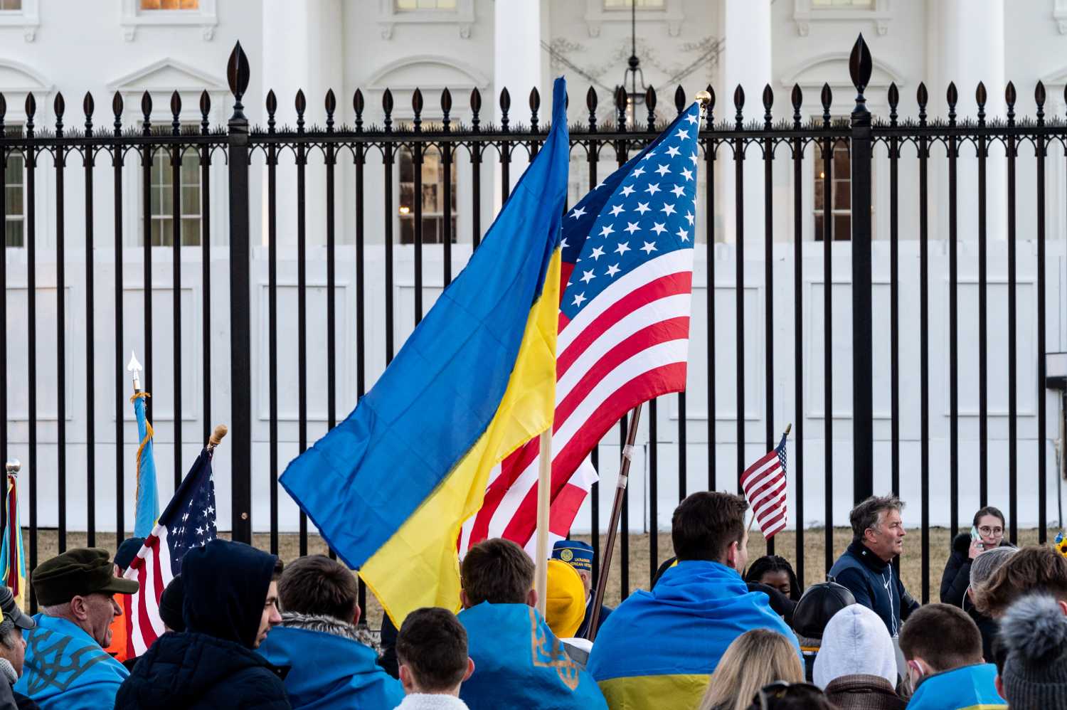 February 20, 2022 - Washington, DC, United States: People with Ukrainian and American flags in front of the White House at the Stand With Ukraine rally. (Photo by Michael Brochstein/Sipa USA)No Use Germany.