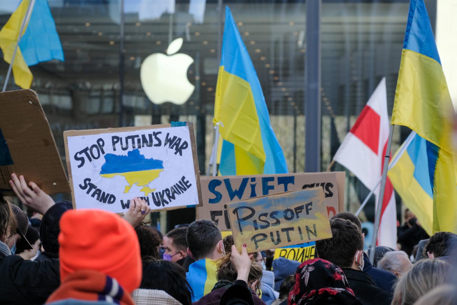 Düsseldorf 26.02.202 Pro Ukraine Demonstration gegen Putin Russland Köbogen Schadowplatz Apple Computers Store Ladengeschäft ukrainische Fahnen Flaggen Düsseldorf Nordrhein-Westfalen Deutschland *** Dusseldorf 26 02 202 pro Ukraine demonstration against Putin Russia Köbogen Schadowplatz Apple Computers Store retail store Ukrainian flags Dusseldorf North Rhine Westphalia GermanyNo Use Switzerland. No Use Germany. No Use Japan. No Use Austria