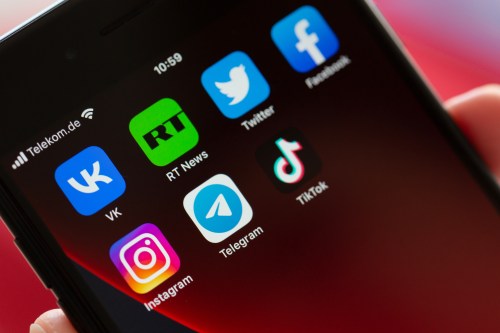 The screen of a smartphone shows the logos of the apps VKontakte (top l-r), Twitter, RT News, Facebook, Instagram (bottom l-r), Telegram and TikTok. (to dpa "Russia and Ukraine fight for sovereignty of opinion in social media")