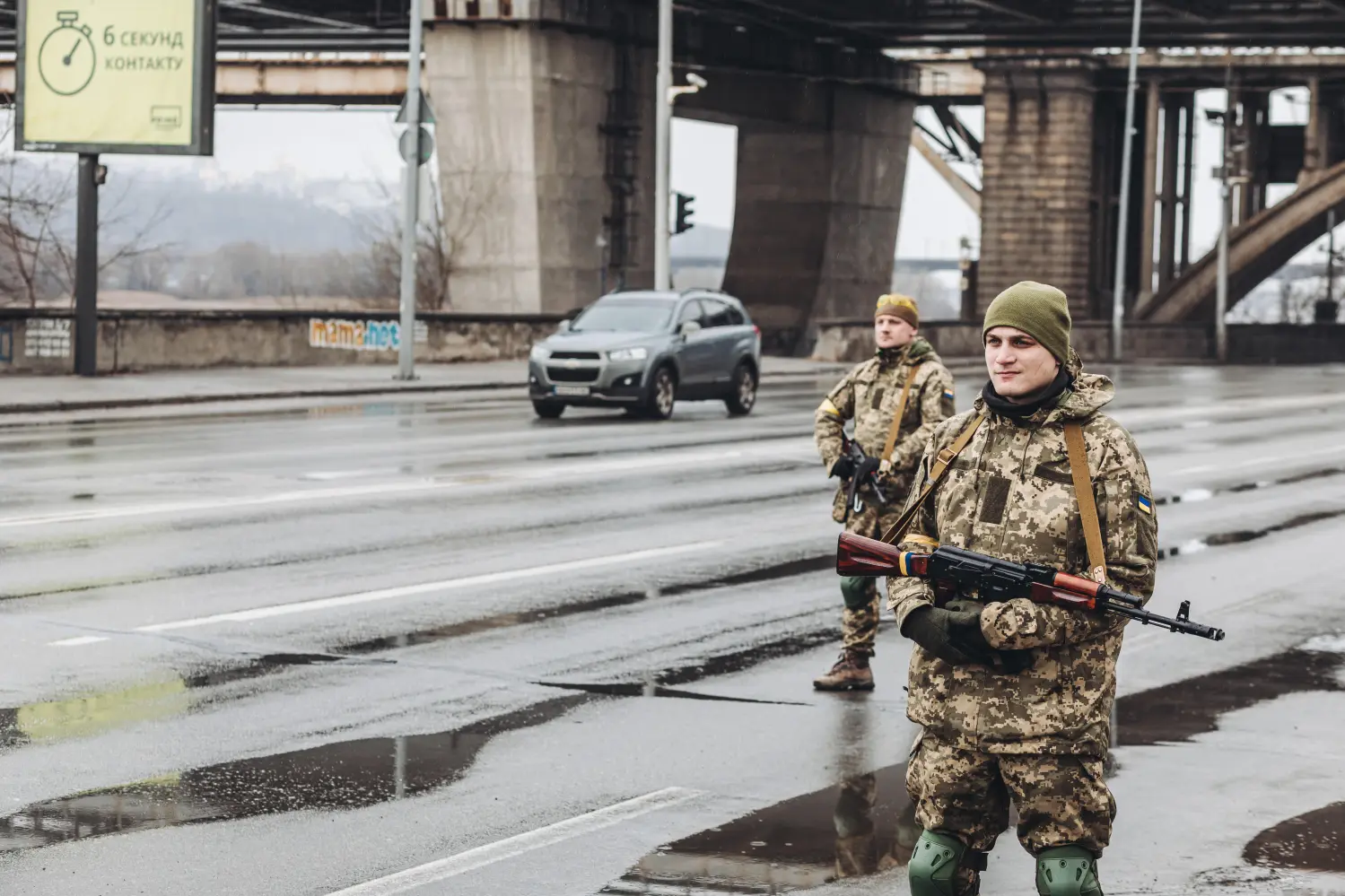 Two Ukrainian militiamen control a road, March 2, 2022, in Kiev, Ukraine. Authorities in Kiev have declared a curfew in the city in view of the situation caused by the Russian offensive in the country. More than 2,000 Ukrainian civilians have been killed since the beginning of the invasion launched by Russia last February 24. The latest attack has been in the center of Kharkov, the second largest city in Ukraine, where Russian forces have attacked with missiles against several buildings and the university. Kyiv, Ukaine, March 2, 2022. Photo by Diego Herrera/Europa Press/ABACAPRESS.COMNo Use Spain.