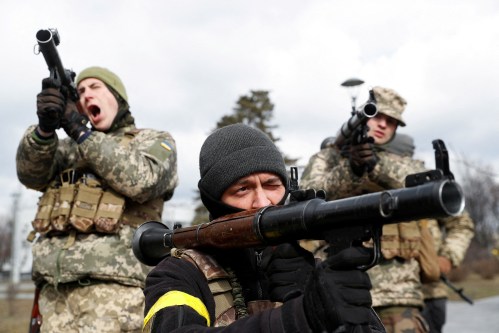 New members of the Territorial Defence Forces train to operate RPG-7 anti-tank launcher during military exercises amid Russia's invasion of Ukraine, in Kyiv, Ukraine March 9, 2022.  REUTERS/Valentyn Ogirenko     TPX IMAGES OF THE DAY