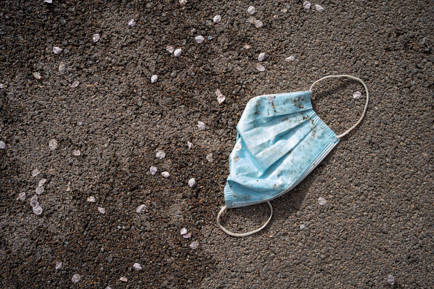 Illustrations of masks thrown on the ground, in the streets or in nature. France, 2021. Photograph by Jeanne Mercier / APJ / Hans Lucas.Illustrations de masques jetes par terre, dans les rues ou dans la nature. France, 2021. Photographie par Jeanne Mercier / APJ / Hans Lucas.NO USE FRANCE