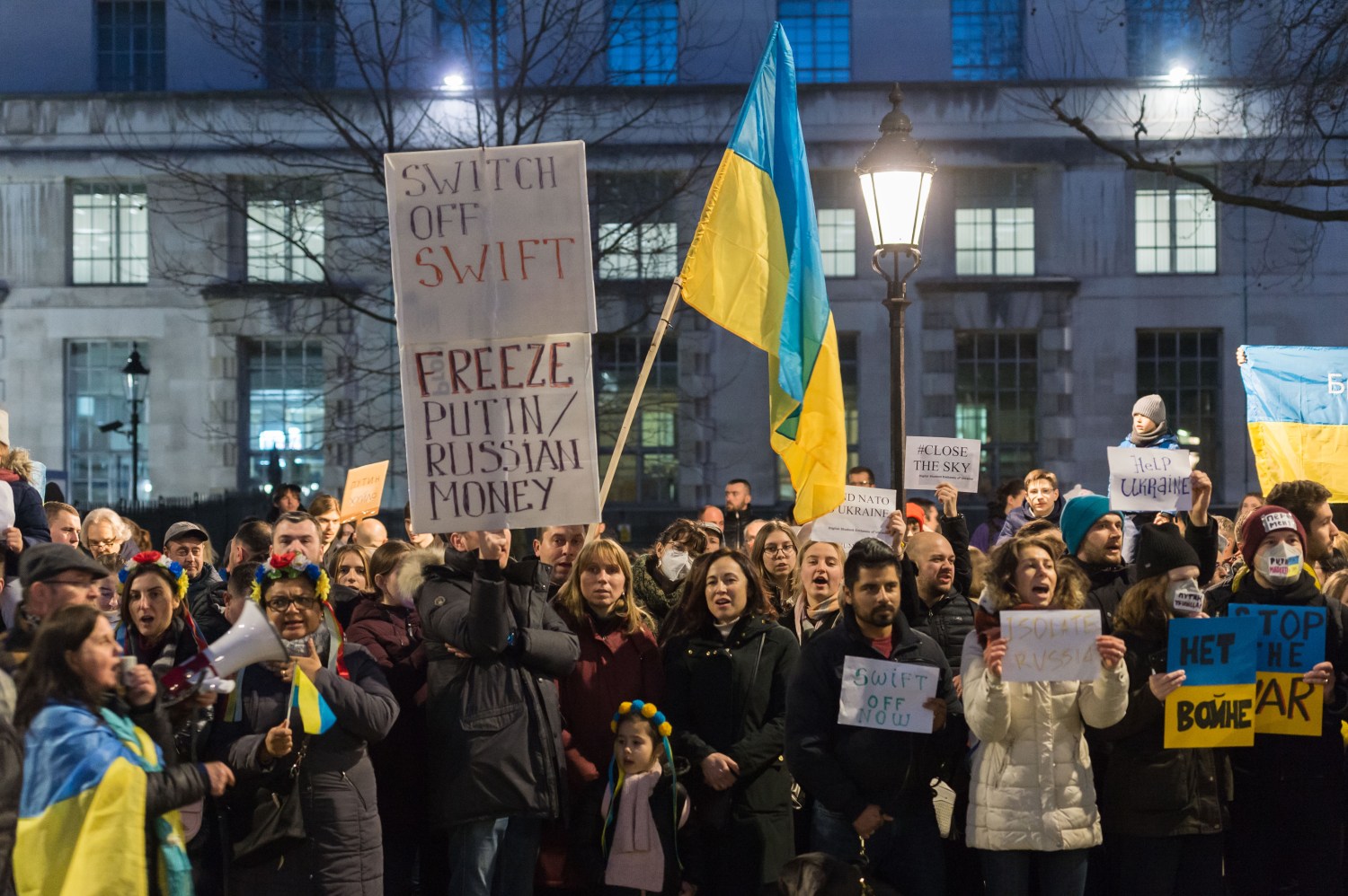 LONDON, UNITED KINGDOM - FEBRUARY 25, 2022: Ukrainian people and their supporters demonstrate outside Downing Street calling for the West to implement strong sanctions against Russia including ban on energy trade, exclusion from Swift payment network as well as more widespread sanctions targeting individuals and businesses associated with Kremlin after Vladimir Putin launched a full-scale military invasion into the Ukrainian territory on February 25, 2022 in London, England. (Photo by WIktor Szymanowicz/NurPhoto)NO USE FRANCE