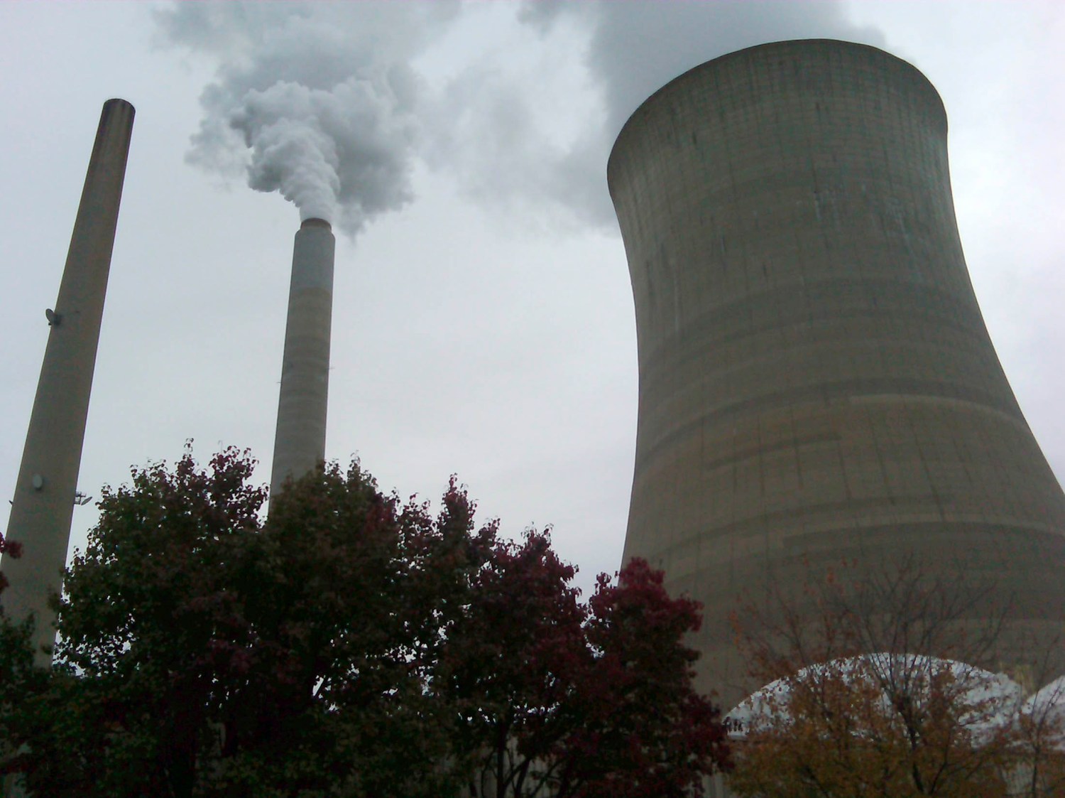 The American Electric Power Company's cooling tower at their Mountaineer plant is shown in New Haven, West Virginia October 27, 2009. A looming government clampdown on CO2 emissions is about to confront an already embattled U.S. coal power industry with two stark options: capture carbon or die. Legislation from Congress or tough new regulatory demands could make it costly to spew greenhouse gases, posing a serious threat to the nation's coal-fired power plants.  Picture taken October 27, 2009. To match feature USA-CARBON/COAL   REUTERS/Ayesha Rascoe   (UNITED STATES ENERGY POLITICS ENVIRONMENT SOCIETY BUSINESS)