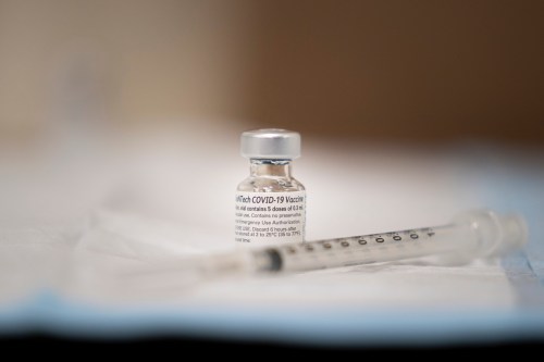 Maryland, United States - Health professionals are participating in the coronavirus vaccination campaign at Walter Reed National Military Medical Center, Bethesda, Maryland on December 22, 2020. The United States already has the capacity to administer the Pfizer and Moderna vaccines in some 4,000 locations throughout the territory, according to official data. So far, more than 600,000 people have received the vaccine, according to the U.S. Centers for Disease Control and Prevention (CDC).