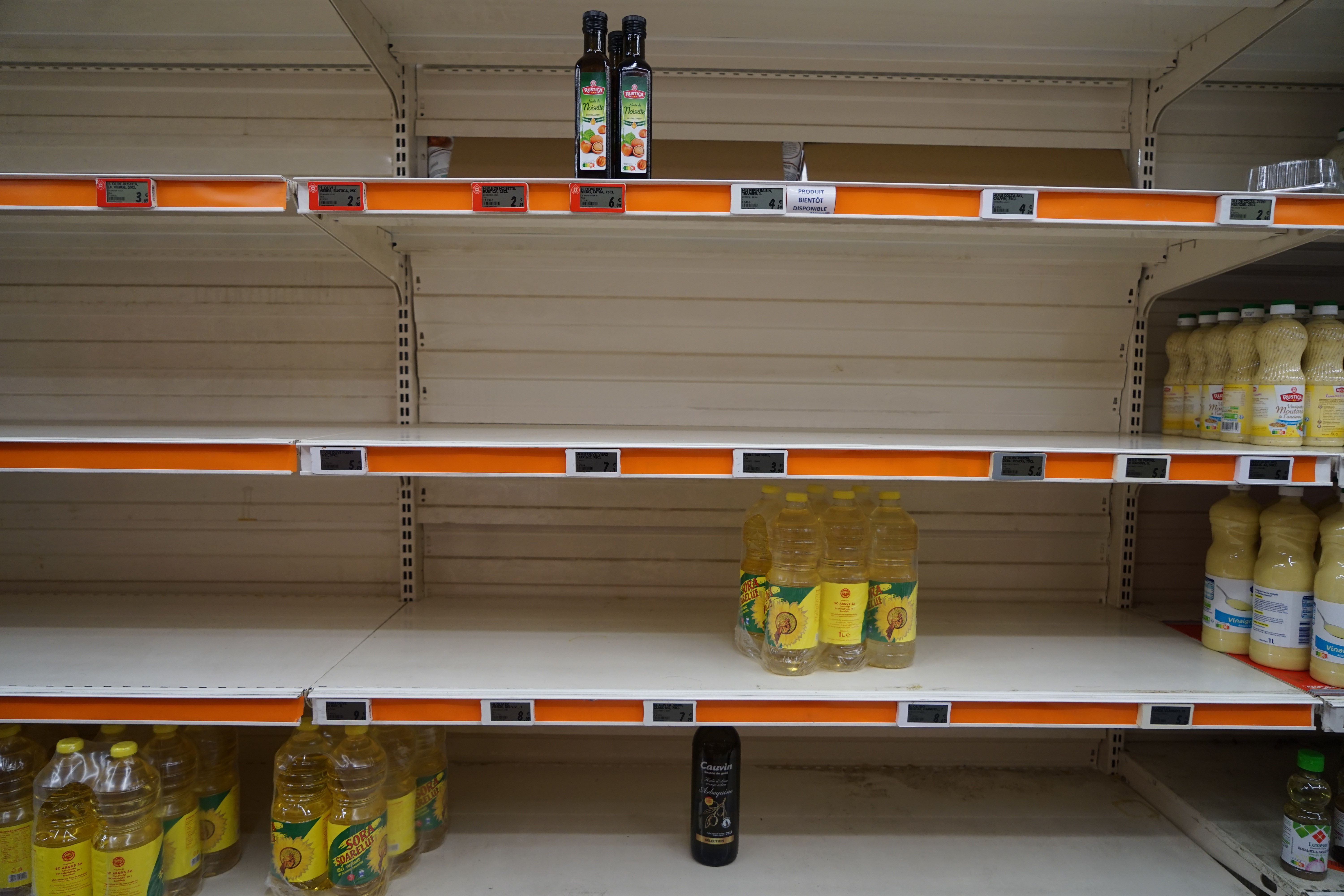 France, Pantin, le 2022/05/14. In the supermarket shelves there is a great shortage of oil, especially rapeseed and sunflower. Here in this shop only one oil of a completely unknown brand is sold. The side aisle is empty. Photography by Myriam Tirler / Hans Lucas. France, Pantin, le 2022/05/14. Dans les rayons des supermarches on constate une forte penurie d huile, notamment colza et tournesol. Ici dans ce magasin n est vendu qu une seule huile d une marque totalement inconnue. Le rayon annexe est vide. Photographie de Myriam Tirler / Hans Lucas.