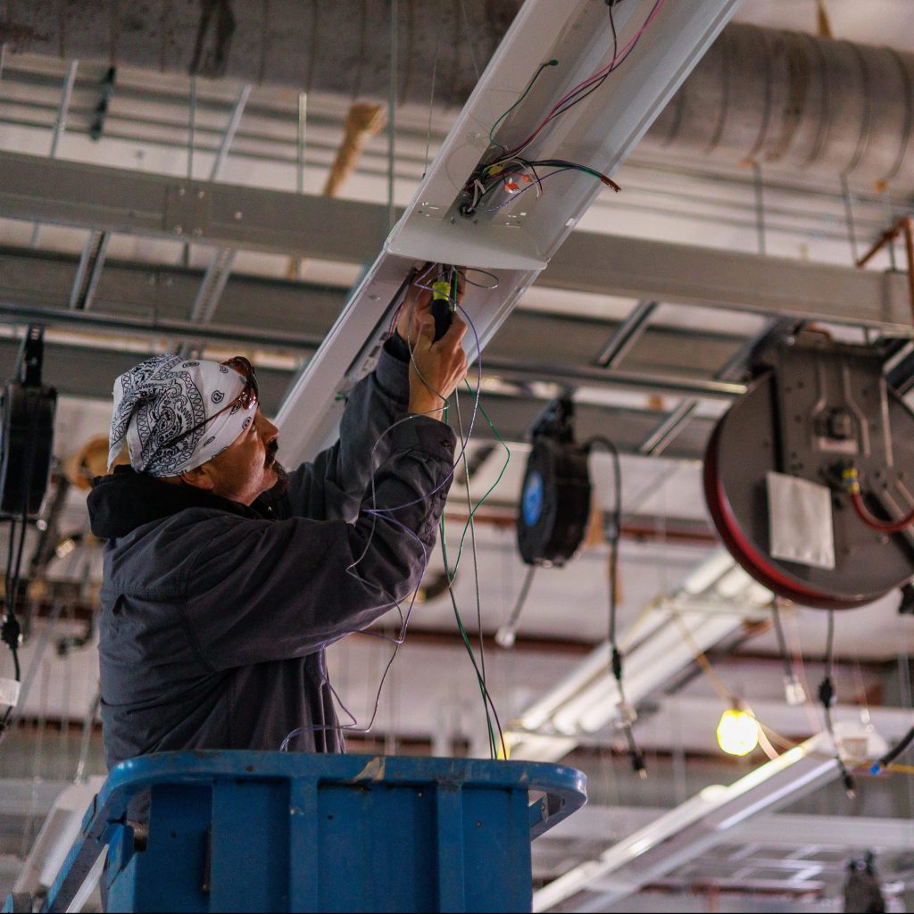 Seorang pekerja industri di Lee County, New Mexico