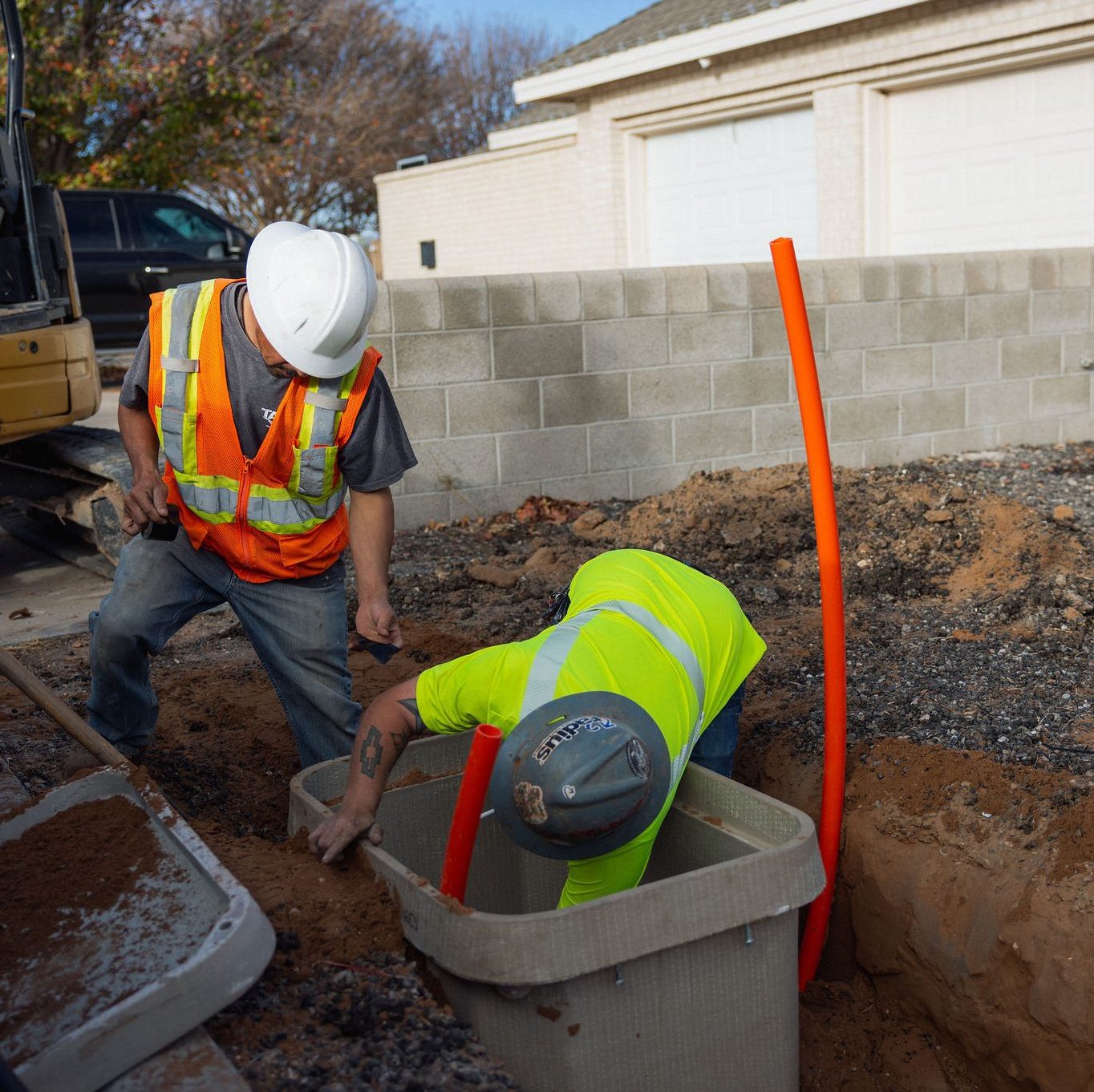 Pekerja konstruksi memasang cincin Ethernet bawah tanah di Ward County, Texas.