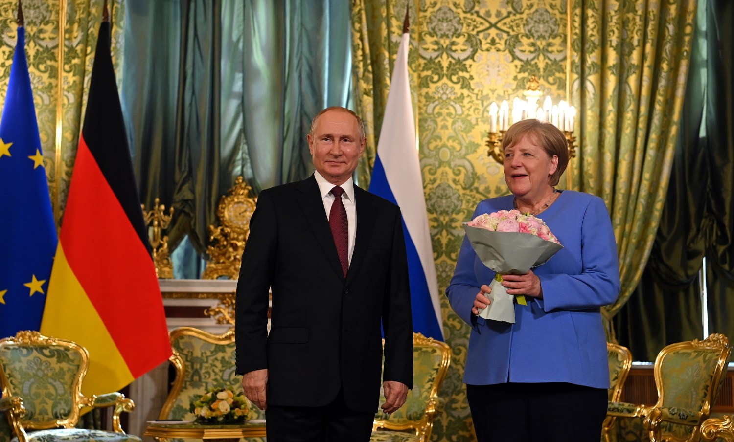 Russian President Vladimir Putin and German Chancellor Angela Merkel pose for a picture during a meeting at the Kremlin in Moscow, Russia August 20, 2021. Sputnik/Kremlin via REUTERS ATTENTION EDITORS - THIS IMAGE WAS PROVIDED BY A THIRD PARTY.