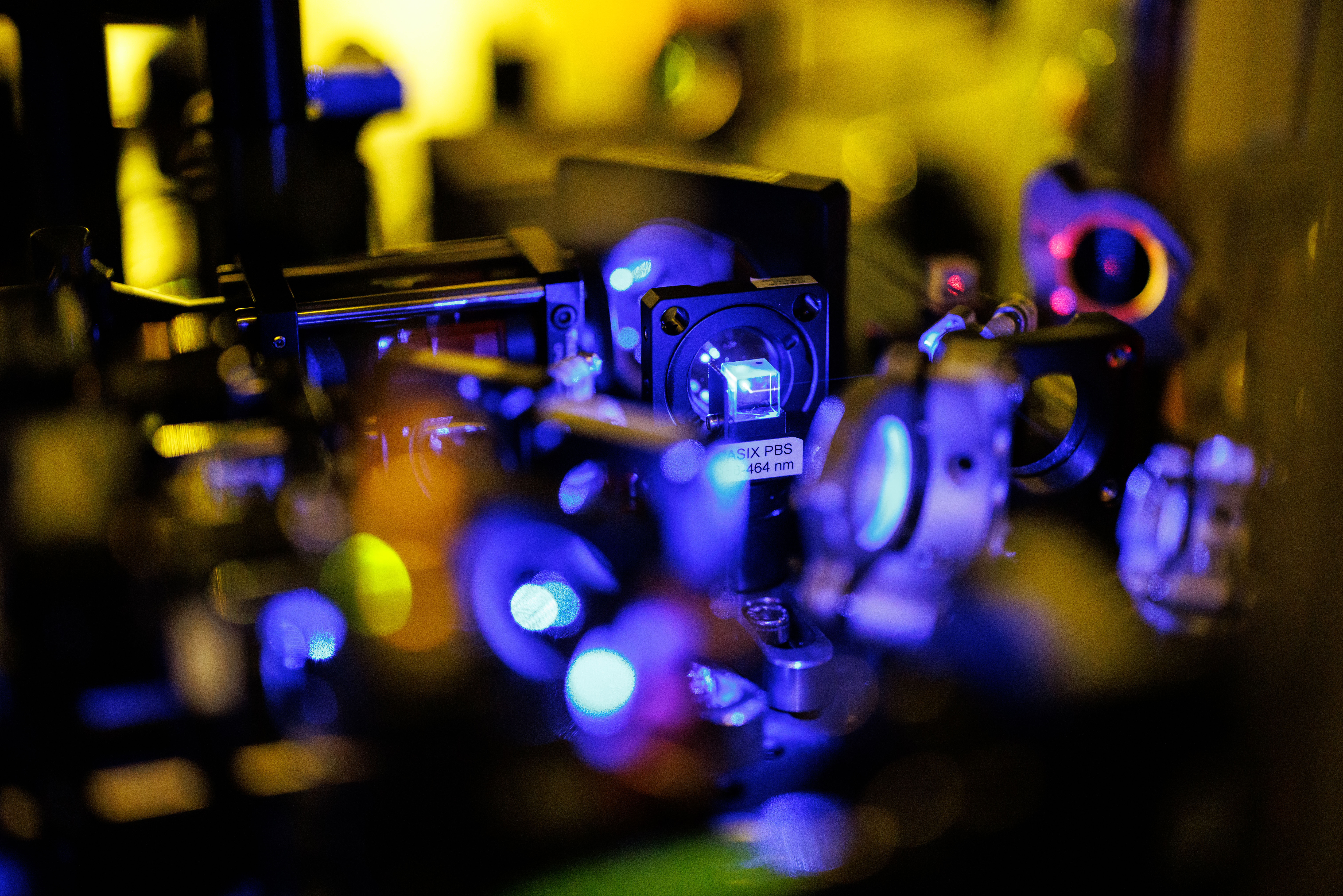 A beam splitter is seen in the setup of the quantum simulator in the strontium laboratory at the Max Planck Institute of Quantum Optics. Bavaria's Minister of Economic Affairs Aiwanger (Free Voters) visited the institute on the occasion of the handover of notifications for quantum technology research to the Max Planck and Fraunhofer institutes involved in the Munich Quantum Valley (MQV).