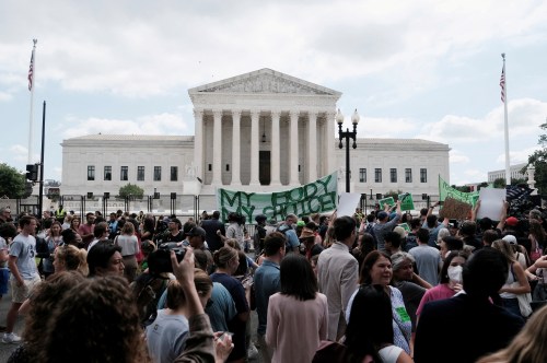 Demonstrators gather outside the United States Supreme Court as the court rules in the Dobbs v Women's Health Organization abortion case, overturning the landmark Roe v Wade abortion decision in Washington, U.S., June 24, 2022. REUTERS/Michael Mccoy