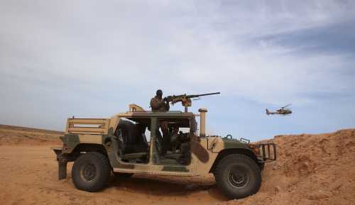 A Tunisian soldier holds his position during an exercise along the frontier with Libya in Sabkeht Alyun, Tunisia February 6, 2016. Tunisia has completed a 200-km (125 mile) barrier along its frontier with Libya to try to keep out Islamist militants, and will soon install electronic monitoring systems, Defence Minister Farhat Hachani said on Saturday. REUTERS/Zoubeir Souissi      TPX IMAGES OF THE DAY