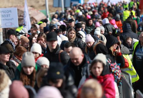 Ukrainian refugees form a long line to cross the borderline in Medyka, southeastern  Poland on March 12, 2022.  More than 1.4 million Ukrainians have crossed into Poland since last two weeks, the largest influx the country has seen since World War II. ( The Yomiuri Shimbun )