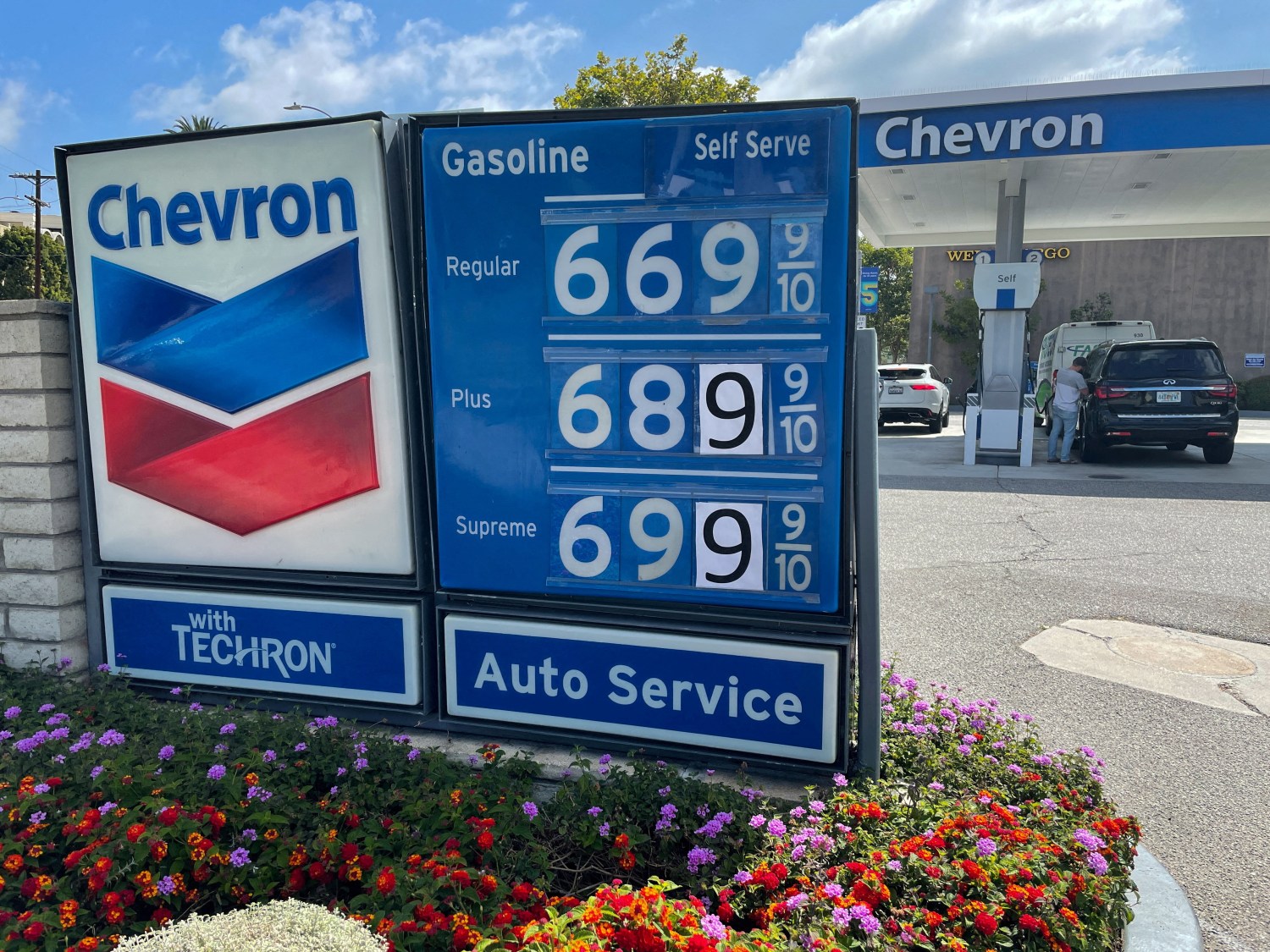 FILE PHOTO: Gas prices are advertised at a Chevron station as rising inflation and oil costs affect the consumers in Los Angeles, California, U.S., June 13, 2022. REUTERS/Lucy Nicholson/File Photo
