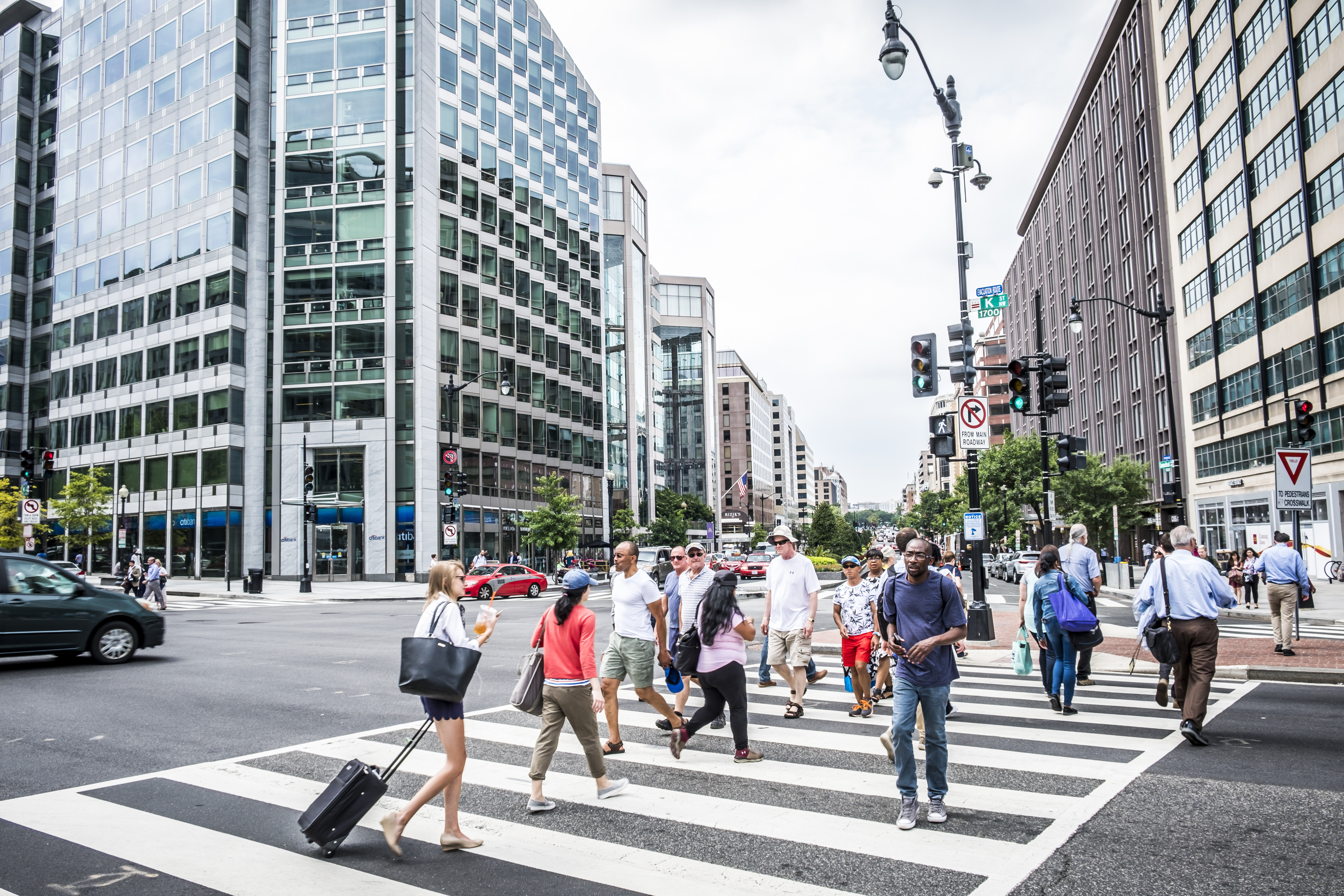 Crowd of people crossing the street in Washington, D.C.