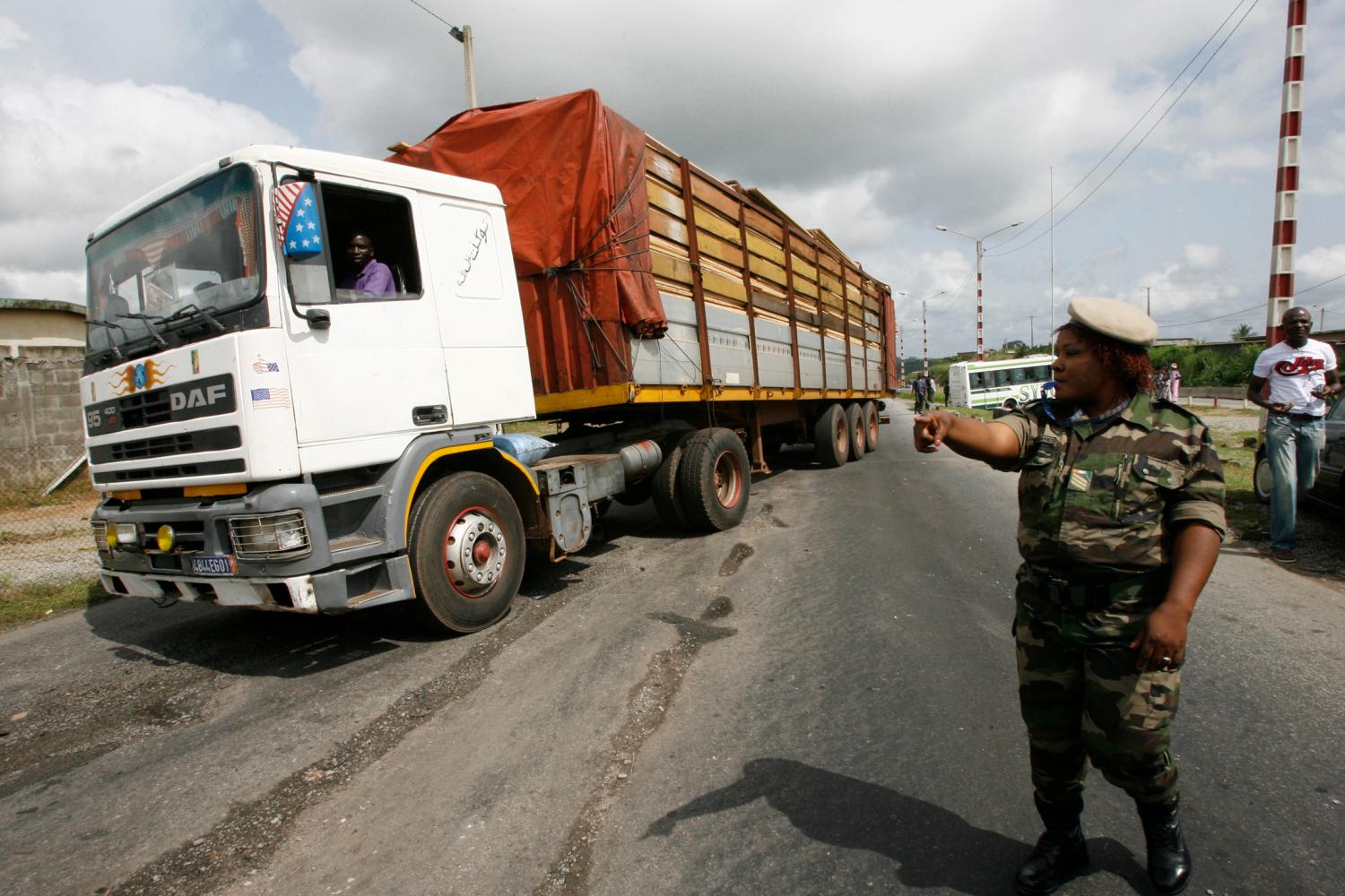 A customs officer redirects a truck at the Yopougon checkpoint in Abidjan June 2, 2008. Ivory Coast authorities recently launched a campaign to crack down on racketeering on the roads and improve traffic.   REUTERS/Luc Gnago (IVORY COAST)