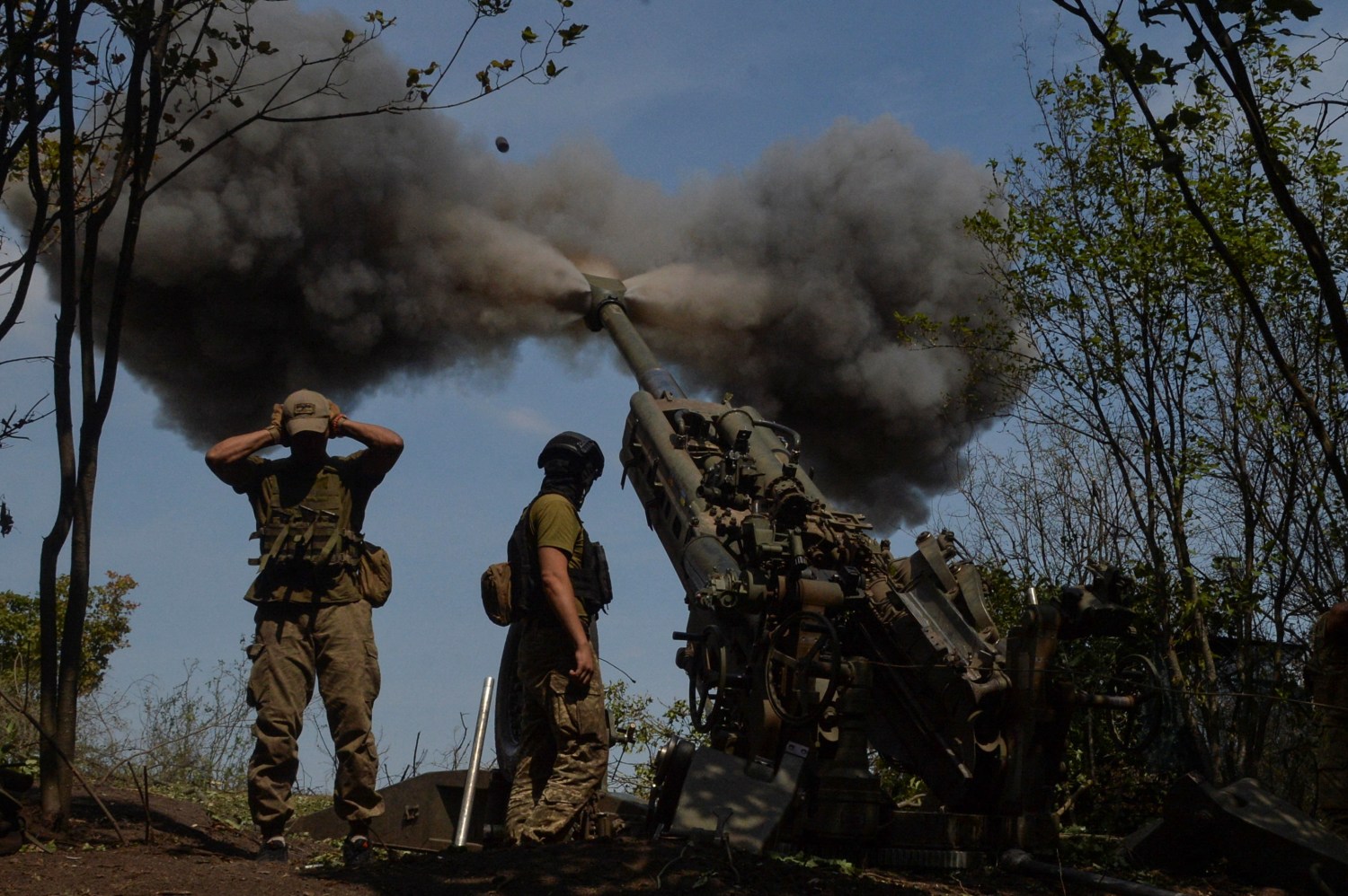 Ukrainian servicemen fire a M777 howitzer at a position on a front line, as Russia's attack on Ukraine continues, in Kharkiv region, Ukraine August 1, 2022.  REUTERS/Sofiia Gatilova