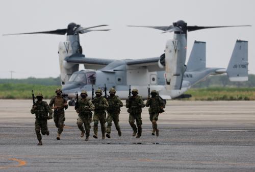 Japanese Ground Self-Defense Force (JGSDF) soldiers take part in a military demonstration in front of V-22 Osprey during the Pacific Amphibious Leaders Symposium 2022 (PALS22) at JGSDF Kisarazu base in Kisarazu, east of Tokyo, Japan June 16, 2022. REUTERS/Issei Kato - RC2TSU9C6OYL