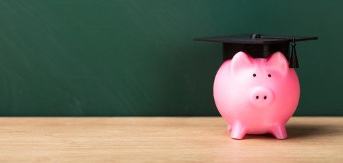Close-up,Of,A,Piggy,Bank,With,Graduation,Cap,In,Front