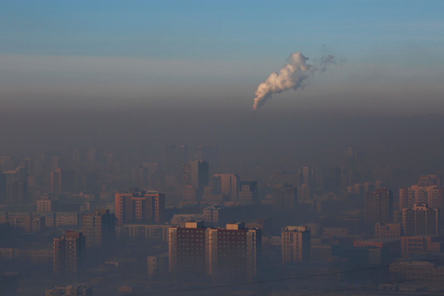 Emissions from a power plant chimney rise over Ulaanbaatar, Mongolia January 13, 2017.  REUTERS/B. Rentsendorj   SEARCH "RENTSENDORJ POLLUTION" FOR THIS STORY. SEARCH "WIDER IMAGE" FOR ALL STORIES.      TPX IMAGES OF THE DAY