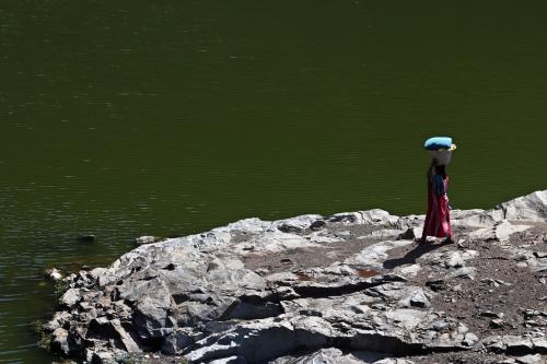 India, Chennai, 2021-08-10. An Indian woman carries clothes to wash in a waterbody inside a quarry in Chennai. A climate report released by the United Nation's (UN) Intergovernmental Panel on Climate Change (IPCC), predicts that unless humans make immediate changes to limit methane emissions, carbon dioxides and other heat-trapping gases, the earth will continue to warm with devastating effects on human and animal life. India would face similar impacts in addition to the frequent occurrence of glacial lake bursts in the Himalayan region and inundation of low-lying coastal areas. For India, a increase in annual mean precipitation could be accompanied by more severe rainfall events over southern parts of the country in the next few decades. Photograph by Sri Loganathan Velmurugan / Hans Lucas.Inde, Chennai, 2021-08-10. Une femme indienne porte des vetements a laver dans un plan d eau a l interieur d une carriere a Chennai. Un rapport sur le climat publie par le Groupe d experts intergouvernemental sur l evolution du climat (GIEC) des Nations Unies (ONU) predit qu a moins que les humains n apportent des changements immediats pour limiter les emissions de methane, de dioxyde de carbone et d autres gaz piegeant la chaleur, la terre continuera de se rechauffer avec des effets devastateurs. sur la vie humaine et animale. L Inde serait confrontee a des impacts similaires en plus de l occurrence frequente d eclatements de lacs glaciaires dans la region himalayenne et d inondations des zones cotieres basses. Pour l Inde, une eventuelle augmentation des precipitations moyennes annuelles pourrait s accompagner d episodes de precipitations plus severes dans les regions meridionales du pays au cours des prochaines decennies. Photographie de Sri Loganathan Velmurugan / Hans Lucas.