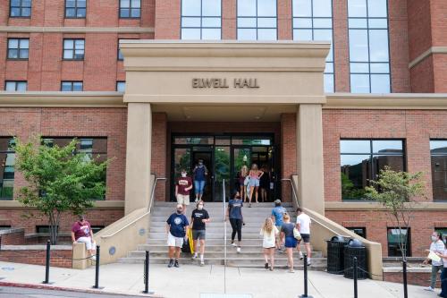 Students and their families are seen at Bloomsburg University's Elwell Hall during move-in week for the fall 2021 semester.Bloomsburg University instituted an indoor masking mandate just prior to the fall semester. Masks are required inside all campus buildings. (Photo by Paul Weaver / SOPA Images/Sipa USA)No Use Germany.