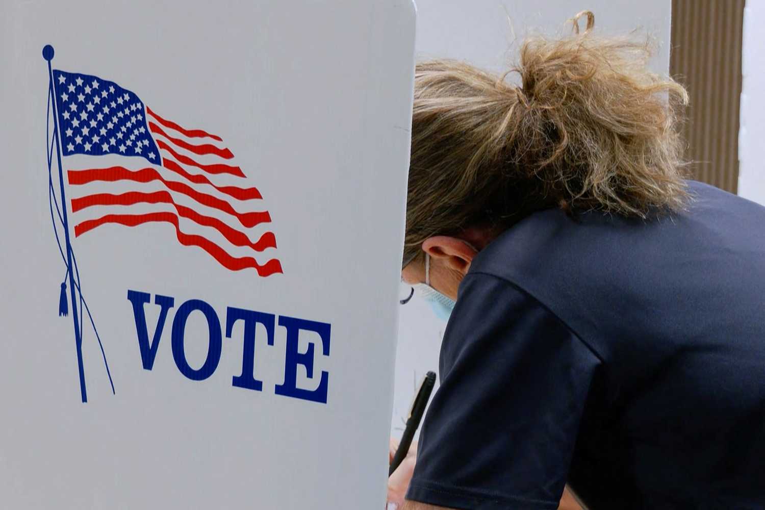 A voter marks a ballot during the primary election and abortion referendum at a Wyandotte County polling station in Kansas City, Kansas, U.S. August 2, 2022.  REUTERS/Eric Cox