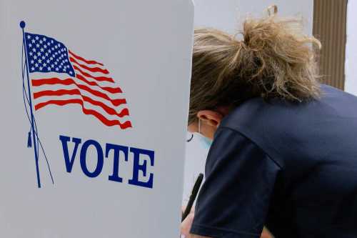 A voter marks a ballot during the primary election and abortion referendum at a Wyandotte County polling station in Kansas City, Kansas, U.S. August 2, 2022.  REUTERS/Eric Cox