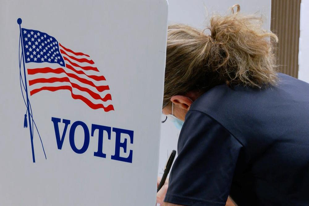 A voter marks a ballot during the primary election and abortion referendum at a Wyandotte County polling station in Kansas City, Kansas, U.S. August 2, 2022. REUTERS/Eric Cox