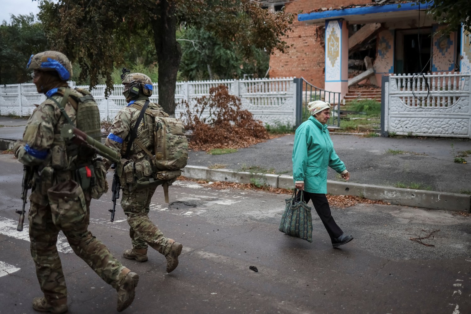 Ukrainian servicemen patrol an area, as Russia's attack on Ukraine continues, in the town of Izium, recently liberated by Ukrainian Armed Forces, in Kharkiv region, Ukraine September 14, 2022. REUTERS/Gleb Garanich