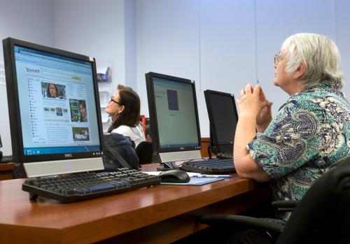 Waitress Renita Rhynes (L), 53, and Jinny Hanson, 64, a former postal worker, attend a basic computer class at the Foundation for an Independent Tomorrow (FIT) workforce development center in Las Vegas, Nevada October 20, 2011. The slot machines jangle away with the promise of sudden riches, but many visitors to a job fair at a second-tier casino here are hoping merely for a minimum-wage job to snap their losing streak. Photo taken October 20, 2011. REUTERS/Steve Marcus (UNITED STATES - Tags: POLITICS BUSINESS EMPLOYMENT)