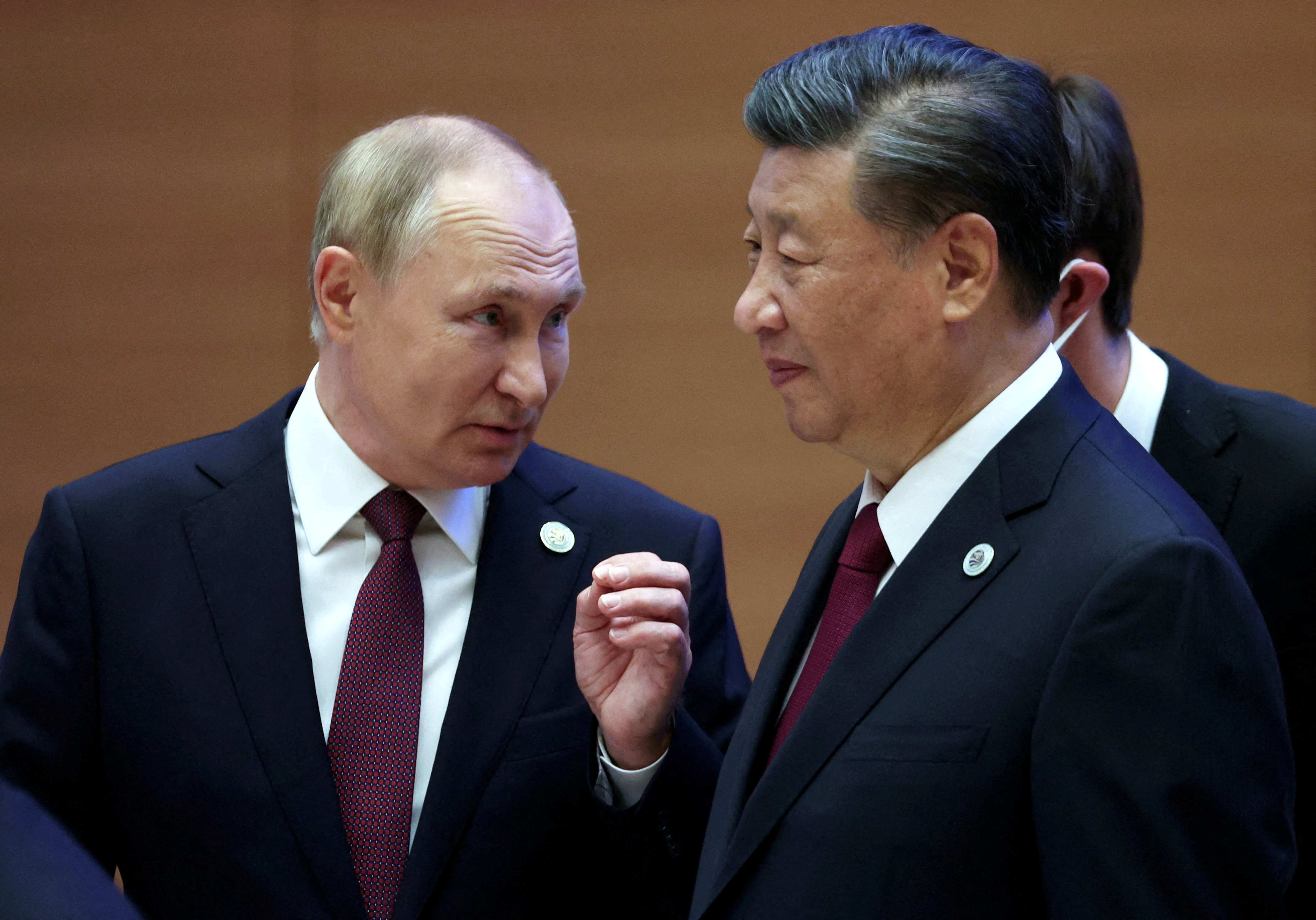 Russian President Vladimir Putin speaks with Chinese President Xi Jinping before an extended-format meeting of heads of the Shanghai Cooperation Organization summit (SCO) member states in Samarkand, Uzbekistan September 16, 2022. Sputnik/Sergey Bobylev/Pool via REUTERS ATTENTION EDITORS - THIS IMAGE WAS PROVIDED BY A THIRD PARTY.     TPX IMAGES OF THE DAY