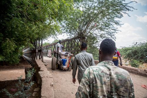 Soldiers and tradespeople cross the dried up Jubba River in Dollow, Jubaland, southwest Somalia, on the border with Ethiopia. (Photo by Sally Hayden / SOPA Images/Sipa USA)No Use Germany.