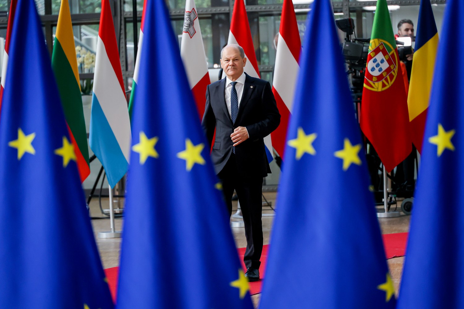 Olaf Scholz Federal Chancellor of Germany arriving at the EU summit, walking next to the European flags, flag of Europe and talks to the media while is answering questions to the press and journalists. Meeting of the EU leaders summit. The European Council in Brussels, Belgium on October 20, 2022 (Photo by Nicolas Economou/NurPhoto)NO USE FRANCE