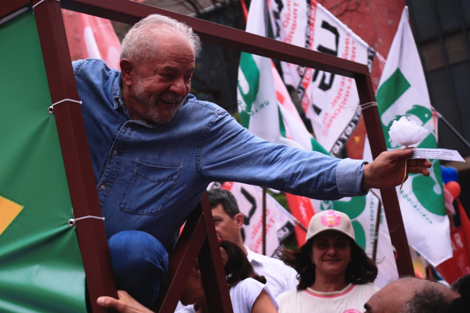 SP - Sao Paulo - 29/10/2022 - SAO PAULO, LULA, CAMINHADA DA VITORIA - O ex-presidente e candidato a presidencia da republica Luiz Inacio Lula da Silva (PT) promove caminhada com seus apoiadores na Avenida Paulista, regiao central da cidade de Sao Paulo, neste Sabado (29). A caminhada acontece um dia antes do segundo turno da eleicao para presidente no Brasil. Foto: Ettore Chiereguini/AGIF