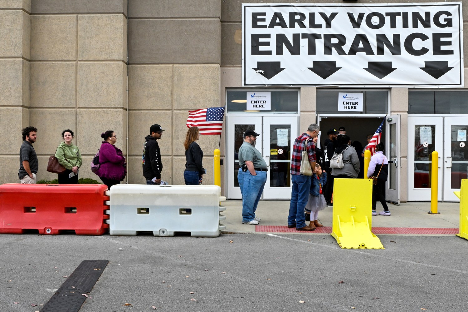 Residents wait in line to cast their ballots for the 2022 midterm election at the Franklin County Board of Elections during early voting hours in Columbus, Ohio, U.S., November 5, 2022.  REUTERS/Gaelen Morse