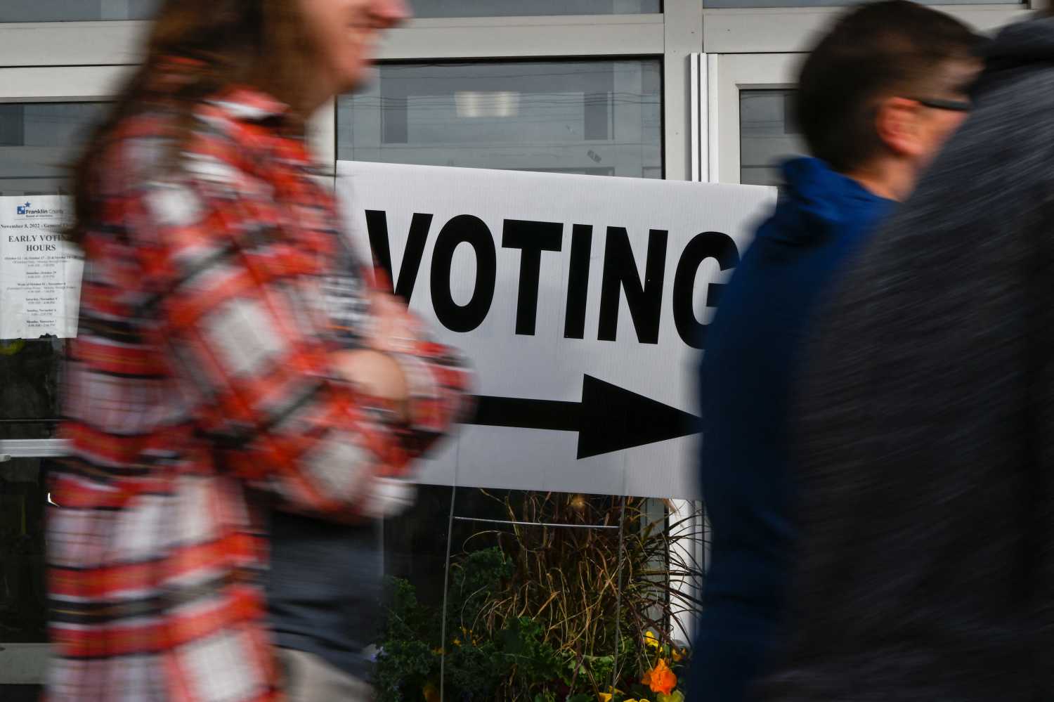Residents wait in line to cast their ballots for the 2022 midterm election at the Franklin County Board of Elections during early voting hours in Columbus, Ohio, U.S., November 5, 2022.  REUTERS/Gaelen Morse