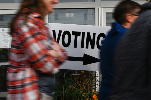 Residents wait in line to cast their ballots for the 2022 midterm election at the Franklin County Board of Elections during early voting hours in Columbus, Ohio, U.S., November 5, 2022.  REUTERS/Gaelen Morse